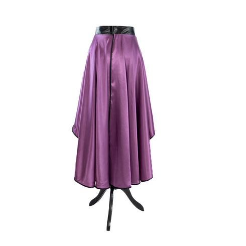 SiaLinda: Rock Viola II, violett, Satin, Lilien Applikation, asymmetrisch, geschlitzt