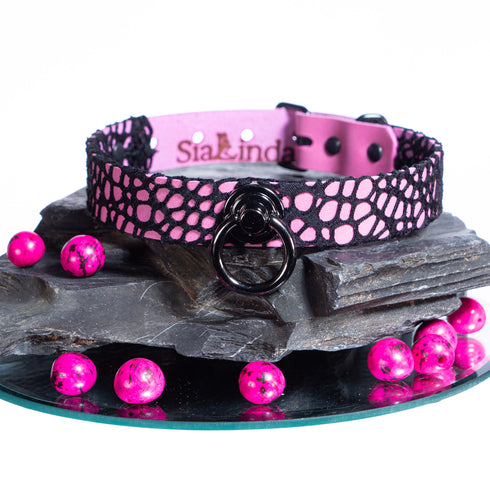 SiaLinda: Gothic Halloween Halsband Vacchetta Leder pink mit Gitterstoff, mit oder ohne Ring, Geschenkverpackung
