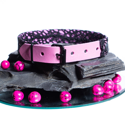 SiaLinda: Gothic Halloween Halsband Vacchetta Leder pink mit Gitterstoff, mit oder ohne Ring, Geschenkverpackung
