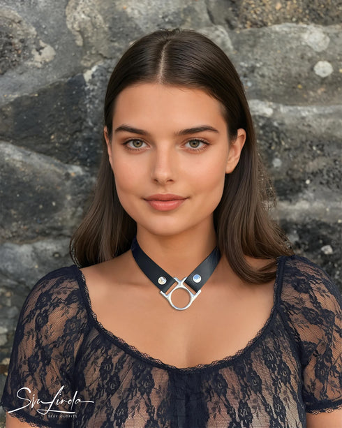 SiaLinda: Halsband Trigon mit exklusivem O- Ring Element aus italienischem Latigo Leder