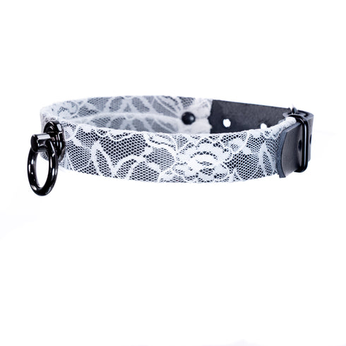 SiaLinda: Gothic Halloween Halsband schwarz mit weißer Spitze, Vacchetta-Leder, solo oder mit O-Ring