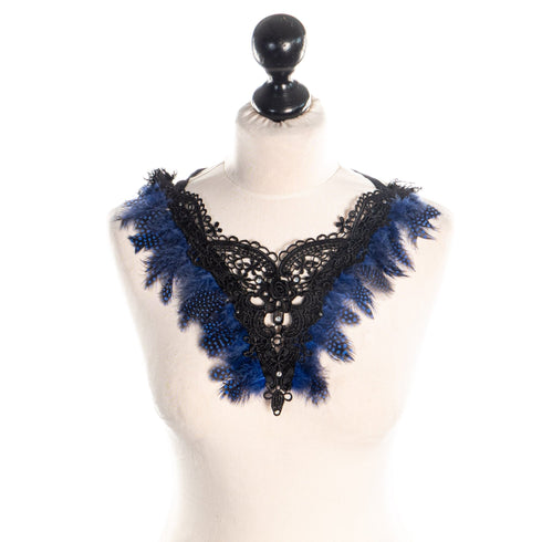 SiaLinda: Brustschmuck Azura, schwarze Spitze, blaue Federn und Strass Kristalle - SiaLinda.com