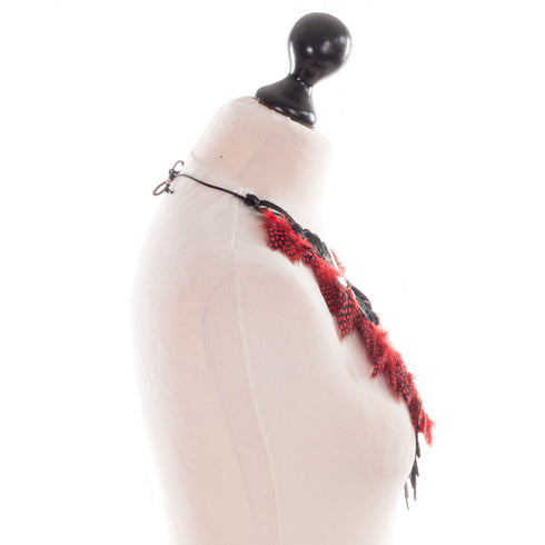 SiaLinda: Brustschmuck Rubina, schwarze Spitze, rote Federn und Strass Kristalle - SiaLinda.com