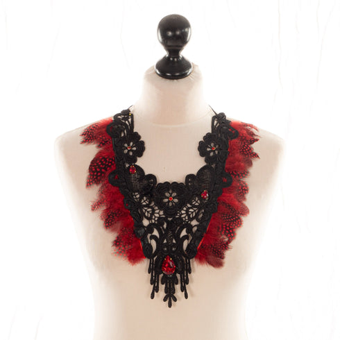 SiaLinda: Brustschmuck Rubina, schwarze Spitze, rote Federn und Strass Kristalle - SiaLinda.com