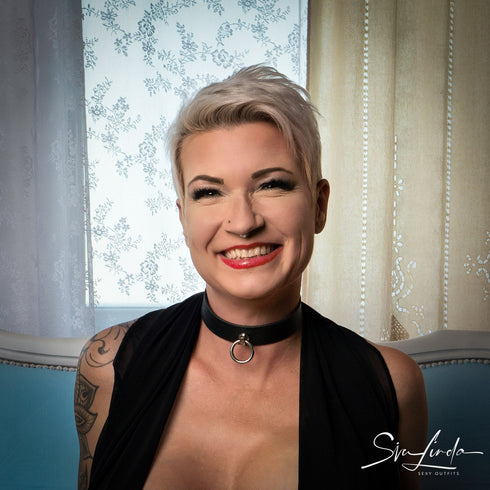 SiaLinda: Halsband echtes Leder schwarz mit großem Edelstahlring O - Ring 20mm, Geschenkverpackung - SiaLinda.com