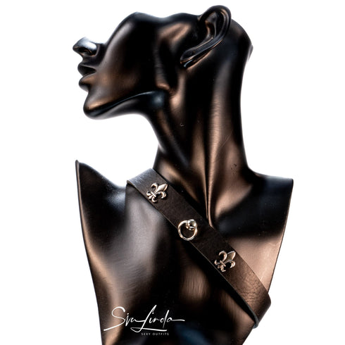 SiaLinda: Halsband echtes Leder schwarz mit kleinem O - Ring und zwei Königslilien, Geschenkverpackung - SiaLinda.com