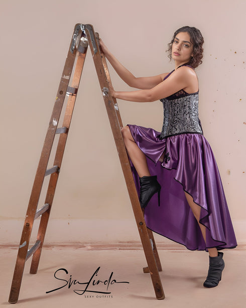 SiaLinda: Rock Viola II, violett, Satin, Lilien Applikation, asymmetrisch, geschlitzt - SiaLinda.com