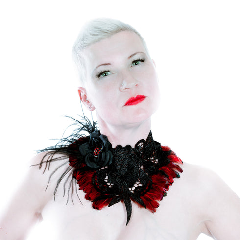 SiaLinda: Brustschmuck Halsschmuck Antoinette, mit schwarzen Rosen und roten Federn