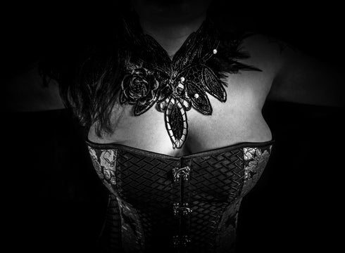 SiaLinda: Brustschmuck Halsschmuck Morticia mit schwarzen Rosen, weißen Perlen & Federn