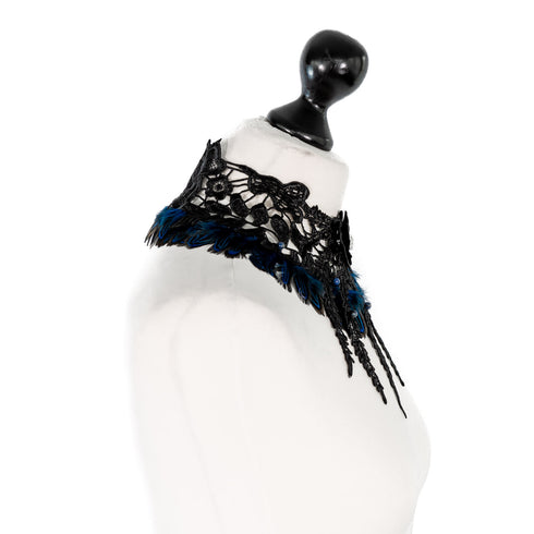 SiaLinda: Brustschmuck Halsschmuck Marie, blaue und schwarze Federn, Kristall, Halbedelstein Lapislazuli
