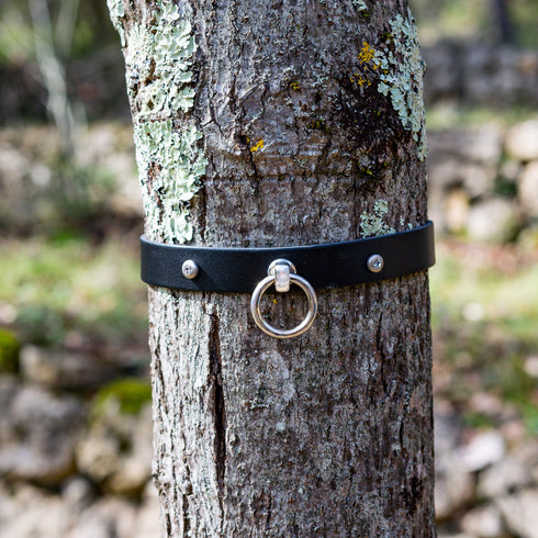 SiaLinda: Halsband echtes Leder schwarz mit 2 Straß - Kristallen und großem O-Ring 20mm, Geschenkverpackung