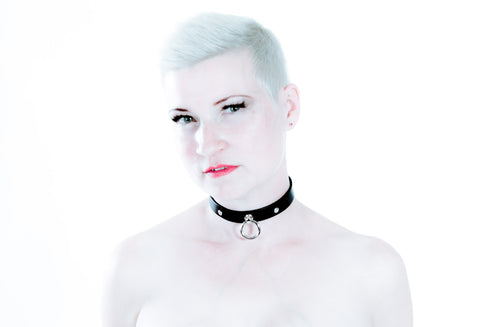 SiaLinda: Halsband echtes Leder schwarz mit 2 Straß - Kristallen und großem O-Ring 20mm, Geschenkverpackung