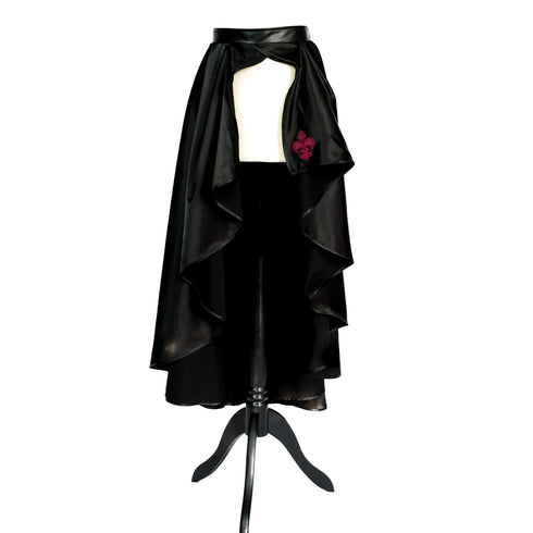 SiaLinda: Rock Jeanne, schwarz, Satin, Lilien Applikation, asymmetrisch, geschlitzt