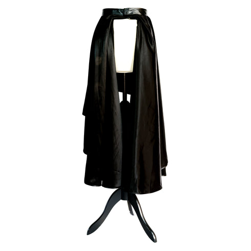 SiaLinda: Rock Jeanne, schwarz, Satin, Lilien Applikation, asymmetrisch, geschlitzt