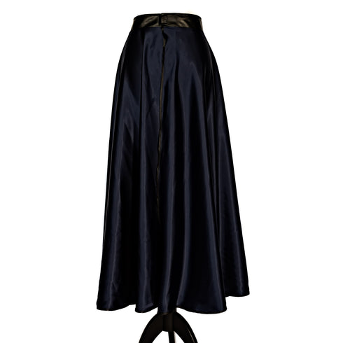 SiaLinda: Rock Saphira II, dunkel blau, Satin, Lilien Applikation, asymmetrisch, geschlitzt