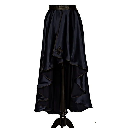 SiaLinda: Rock Saphira II, dunkel blau, Satin, Lilien Applikation, asymmetrisch, geschlitzt