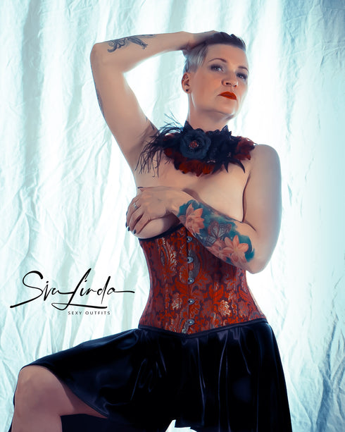 SiaLinda: Rock Saphira II, dunkel blau, Satin, Lilien Applikation, asymmetrisch, geschlitzt