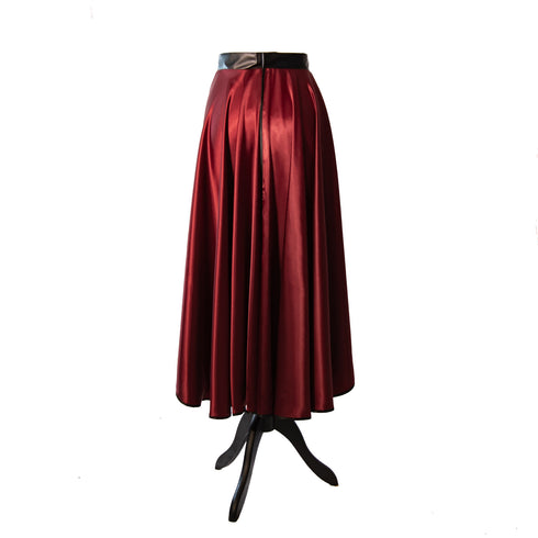 SiaLinda: Rock Scarlett, Metallic wein rot, Satin, Lilien Applikation, asymmetrisch, geschlitzt