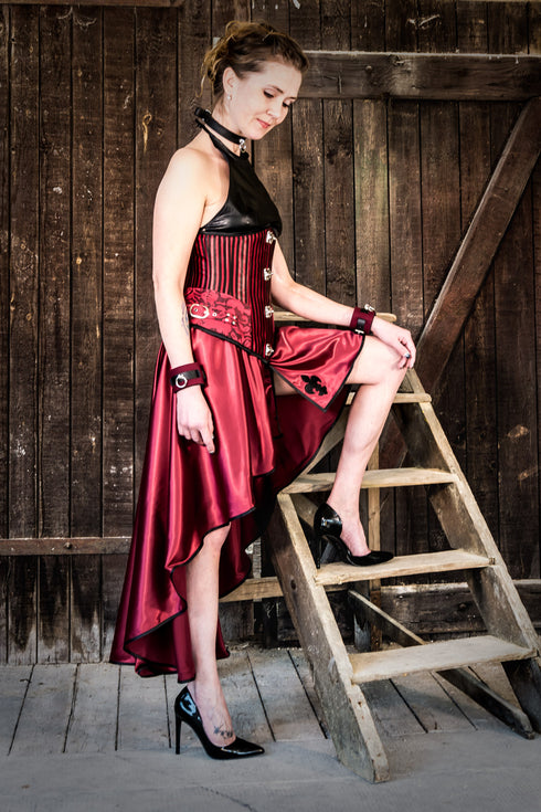 SiaLinda: Rock Scarlett, Metallic wein rot, Satin, Lilien Applikation, asymmetrisch, geschlitzt