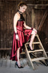 SiaLinda: Rock Scarlett, Metallic wein rot, Satin, Lilien Applikation, asymmetrisch, geschlitzt
