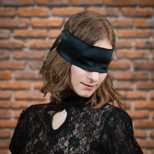 SiaLinda: Augenbinde Zola II Jeanne, schwarz, Satin mit Lilie. Bondagetuch - SiaLinda.com