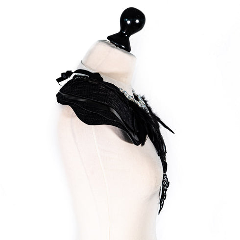 SiaLinda: Brustschmuck Briana, schwarz, mit großen Steinen, Spitze, Feder, Kunstleder - SiaLinda.com