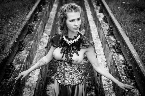 SiaLinda: Brustschmuck Briana, schwarz, mit großen Steinen, Spitze, Feder, Kunstleder - SiaLinda.com