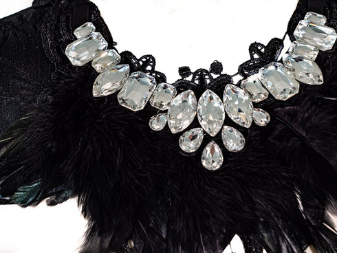 SiaLinda: Brustschmuck Briana, schwarz, mit großen Steinen, Spitze, Feder, Kunstleder - SiaLinda.com