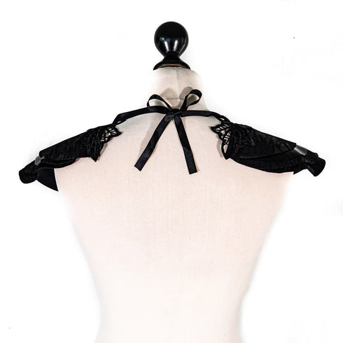 SiaLinda: Brustschmuck Briana, schwarz, mit großen Steinen, Spitze, Feder, Kunstleder - SiaLinda.com