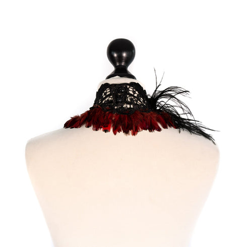 SiaLinda: Brustschmuck Halsschmuck Antoinette, mit schwarzen Rosen und roten Federn - SiaLinda.com