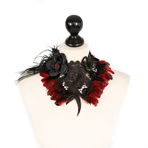 SiaLinda: Brustschmuck Halsschmuck Antoinette, mit schwarzen Rosen und roten Federn - SiaLinda.com