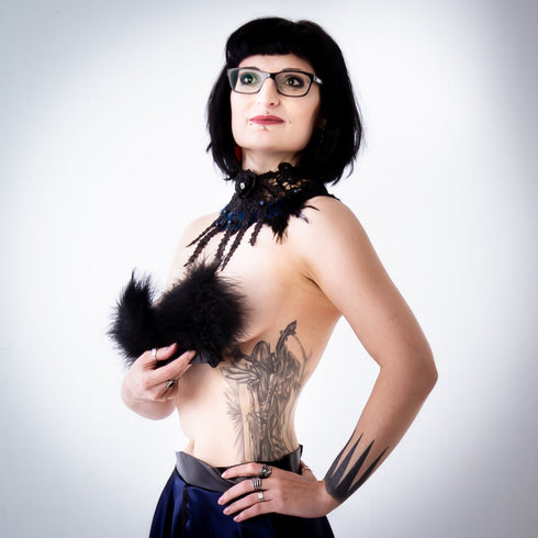 SiaLinda: Brustschmuck Halsschmuck Marie, blaue und schwarze Federn, Kristall, Halbedelstein Lapislazuli - SiaLinda.com