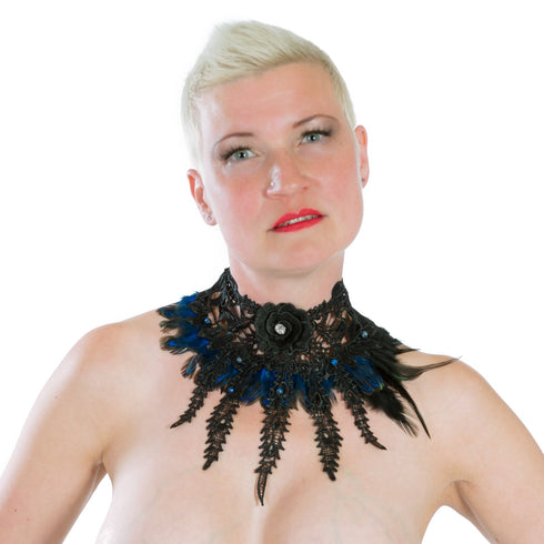 SiaLinda: Brustschmuck Halsschmuck Marie, blaue und schwarze Federn, Kristall, Halbedelstein Lapislazuli - SiaLinda.com
