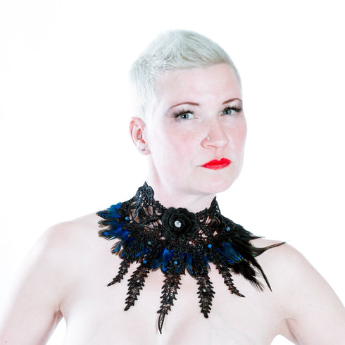 SiaLinda: Brustschmuck Halsschmuck Marie, blaue und schwarze Federn, Kristall, Halbedelstein Lapislazuli - SiaLinda.com