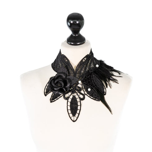 SiaLinda: Brustschmuck Halsschmuck Morticia mit schwarzen Rosen, weißen Perlen & Federn - SiaLinda.com