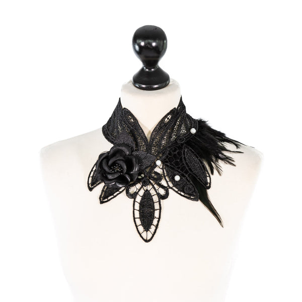 SiaLinda: Brustschmuck Halsschmuck Morticia mit schwarzen Rosen, weißen Perlen & Federn - SiaLinda.com
