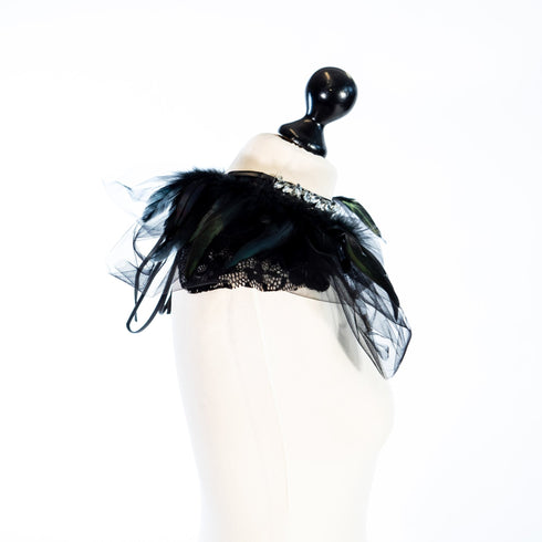 SiaLinda: Brustschmuck Trixie, schwarz mit Spitze und Tüll, Federn und Kristall - SiaLinda.com