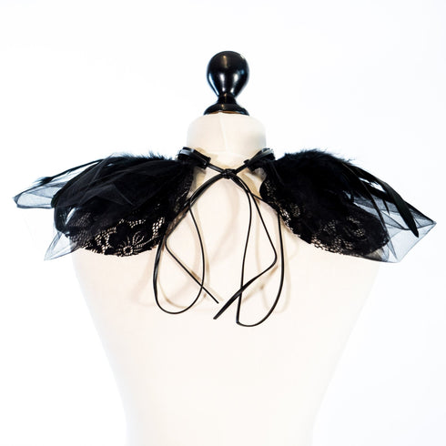 SiaLinda: Brustschmuck Trixie, schwarz mit Spitze und Tüll, Federn und Kristall - SiaLinda.com