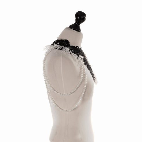 SiaLinda: Brustschmuck Twenty, schwarz weiß mit Perlen, Feder und Spitze - SiaLinda.com