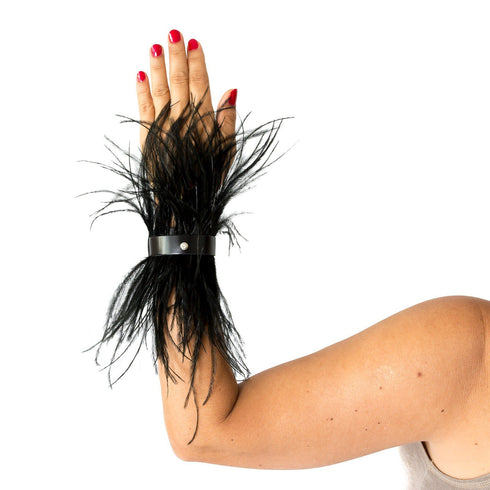 SiaLinda: Federarmband Mayra, mit schwarzen Marabu Federn, schwarzes Leder, einstellbar