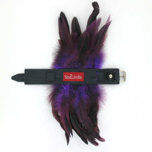 SiaLinda: Federarmband Zaha aubergine lila, mit Federn und schwarzem Leder, einstellbar - SiaLinda.com