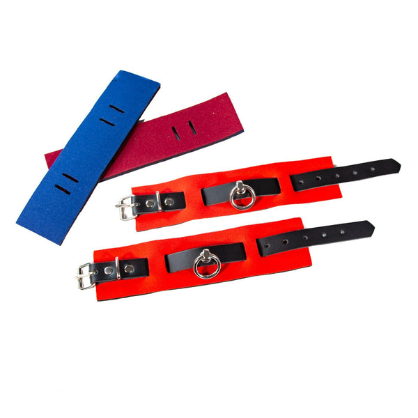 SiaLinda: Fuß-Manschetten Set, BDSM, Leder mit Neoprenpolster schwarz - rot und royal blau - weinrot