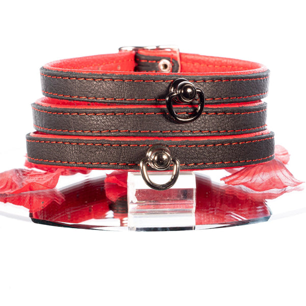 SiaLinda: Halsband echtes Elch Leder mit kl. O-Ring, zweifarbig, schwarz / rot 14 mm breit - SiaLinda.com