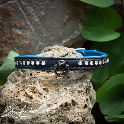 SiaLinda: Halsband echtes Elch Leder mit kleinem O-Ring und Strass, schwarz / blau 14 mm breit - SiaLinda.com