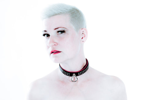 SiaLinda: Halsband echtes Elch Leder mit Strass rot schwarz, gr. O-Ring, 20mm breit - SiaLinda.com