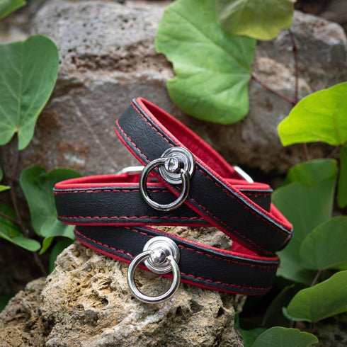 SiaLinda: Halsband echtes Elch Leder, zweifarbig, schwarz / rot, 2 Größen, 2 O-Ringe, 20mm breit - SiaLinda.com