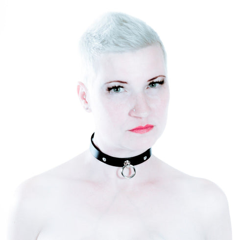 SiaLinda: Halsband echtes Leder schwarz mit 2 Straß - Kristallen und großem O-Ring 20mm, Geschenkverpackung - SiaLinda.com