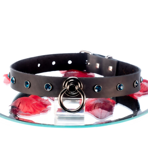 SiaLinda: Halsband Nr. 13 petrol blau - grün 8 Straß Kristalle und großem O-Ring 20mm, echt Leder schwarz - SiaLinda.com