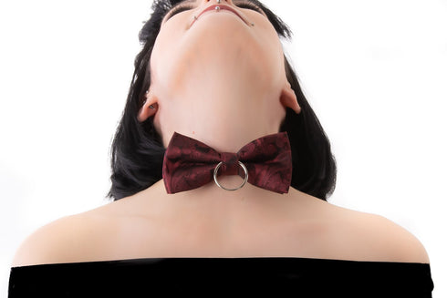 SiaLinda: Halsband, schwarzes Lackleder mit wein roter Fliege und O - Ring - SiaLinda.com