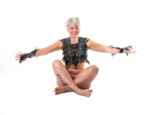 SiaLinda: Harness Zaha blau grau, mit Federn, schwarzer Spitze und Hämatitperlen - SiaLinda.com